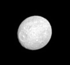Мимас на фотографии «Кассини». Хорошо заметна яйцеобразная форма спутника.