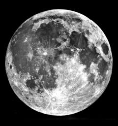 Фотография видимой стороны Луны в фазе полнолуния, полученная с помощью наземного телескопа