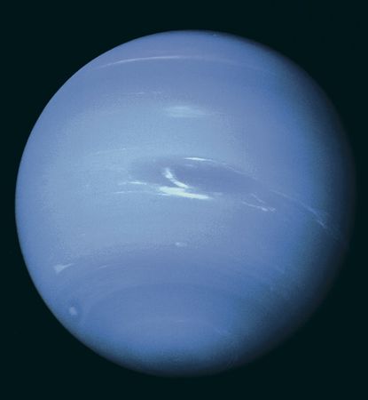 Фотография Нептуна, полученная КА «Вояджер-2» (1989). В центре – Большое тёмное пятно, размеры которого сравнимы с размерами Земли.