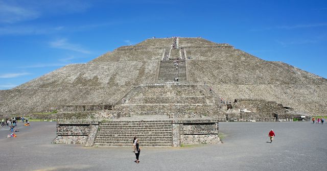 Файл:Sun Pyramid 05 2015 Teotihuacan 3304.JPG