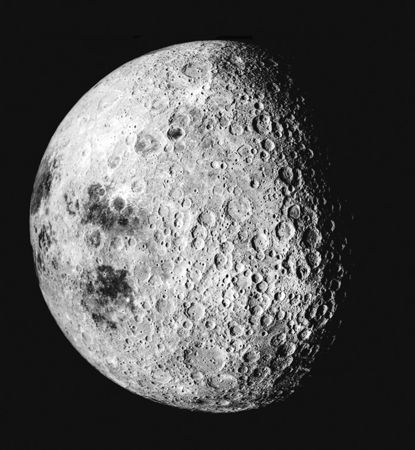 Фотография западного полушария Луны, полученная космическим аппаратом «Аполлон-16».