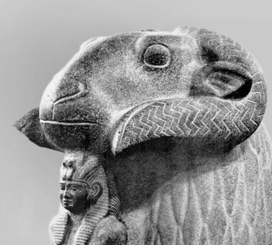 Файл:Амон в образе барана, охраняющий фараона Тахарку. Храм Амона у скалы Гебель-Баркал в Напате. 8 в. до н. э. Музей Мероэ.jpg