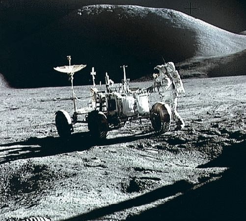 Самоходный управляемый аппарат на поверхности Луны (экспедиция «Аполлон-15»).