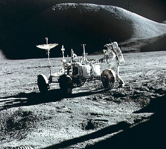 Файл:Самоходный управляемый аппарат на поверхности Луны (экспедиция «Аполлон-15»).jpg