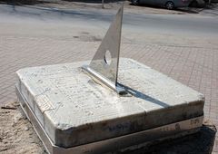Гномон в виде треугольника в солнечных часах (Таганрог)