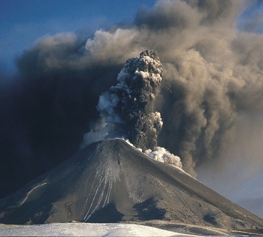 Файл:Извержение вулкана Карымская Сопка на Камчатке (стромболианский тип извержения) 7667.jpg