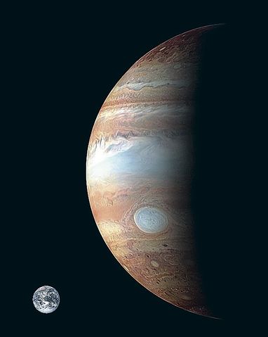 Файл:Сравнительные размеры Земли (слева внизу) и Юпитера.jpg