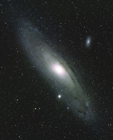 Файл:Туманность Андромеды и два её спутника – М32 и NGC205.jpg