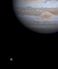 Каллисто (внизу и слева), Юпитер (наверху и справа) и Европа (ниже и левее Большого Красного Пятна). Фото было сделано с борта космического аппарата «Кассини».