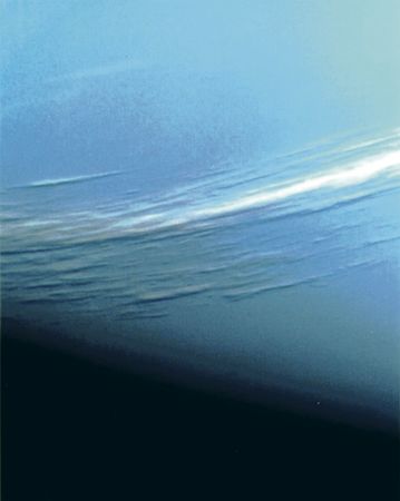 Облака (по виду подобные земным перистым) на высоте около 100 км над основным облачным слоем Нептуна. Снимок сделан космическим аппаратом «Вояджер-2».