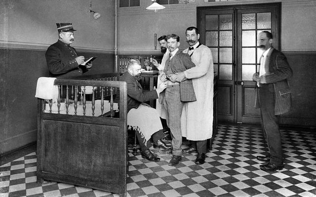 Файл:Так проходила вакцинация от бешенства в парижском Институте Пастера в начале ХХ века.jpg