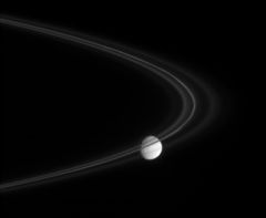 Мимас за кольцом F Сатурна.
