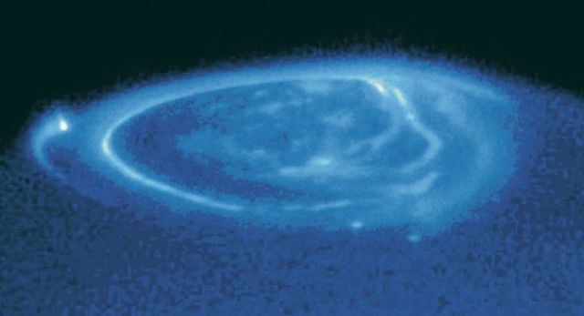 Файл:Полярное сияние на Юпитере в УФ-излучении (снимок космического телескопа «Хаббл», 2000) 35705.jpg