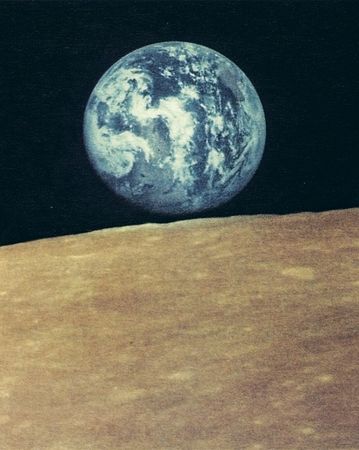 Земля над лунным горизонтом. Снимок сделан во время облёта Луны КА «Зонд-7».