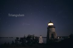 Созвездие Треугольник невооружённым глазом. Вид соответствует летнему ночному восходу в Северном полушарии.