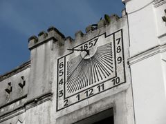 Гномон на стене здания на площадь Тирадентес (Куритиба, Бразилия)